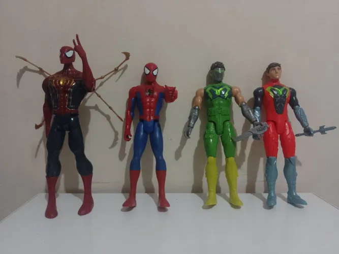 Lote de bonecos Homem aranha e Maxsteel