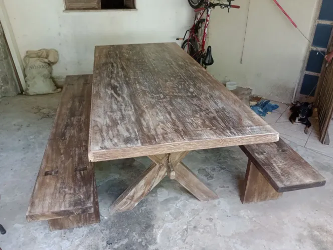 Mesa de madeira rústica com dois bancos