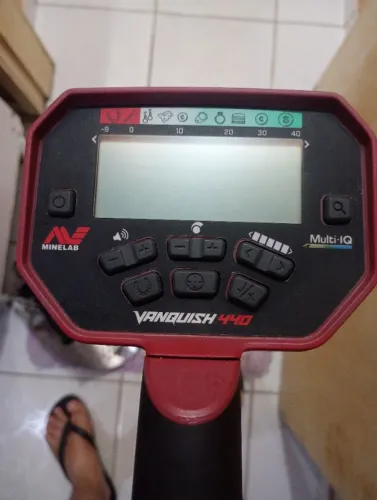 DETECTOR VANQUISH 440 EM ÓTIMO ESTADO COM CARREGADOR , PILHAS E FONES MINELABE