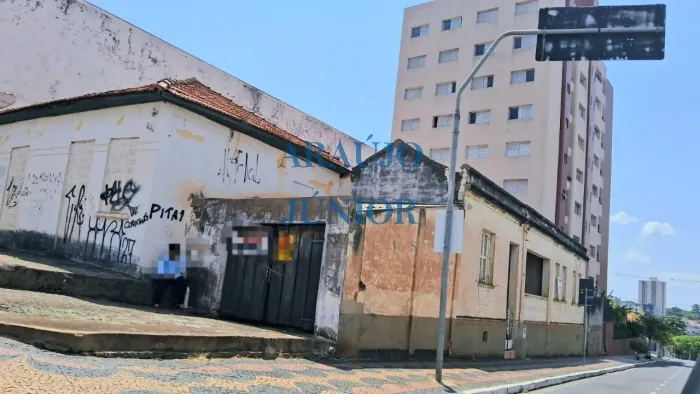 Casa Colonial Comercial à Venda no Centro de Americana-SP: 5 quartos, 2 salas, 1 cozinha i