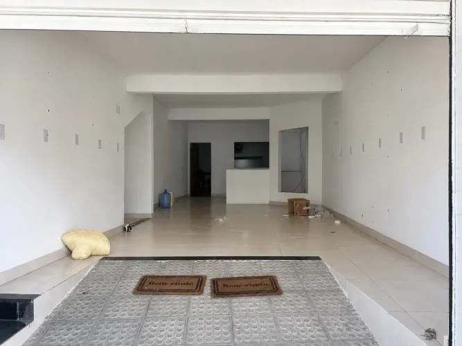 SALÃO COMERCIAL COM BANHEIRO, ÁREA DE VENTILAÇÃO E COPA.