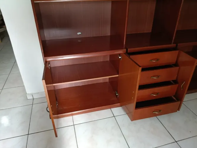 Estante de madeira