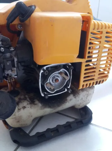 Soprador a gasolina pra arrumar.