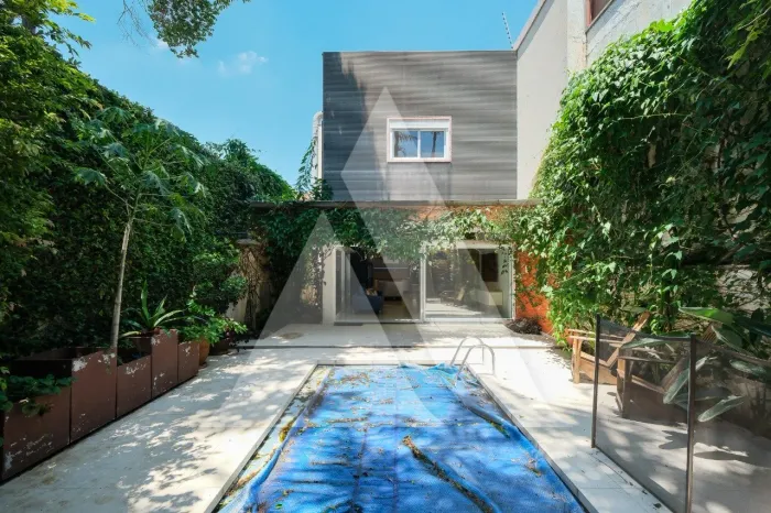 Casa moderna e descolada, com planta espaçosa e ótima área externa, na Vila Nova Conceição