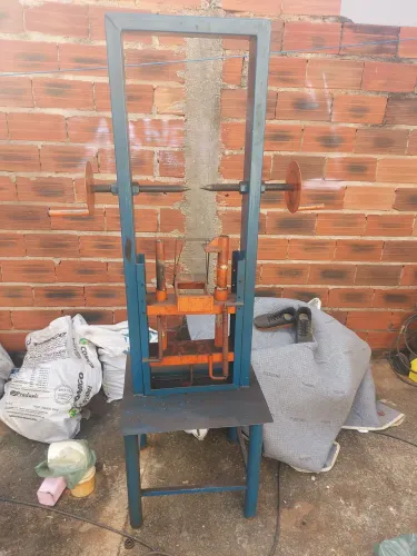 Desempenadora de rodas de motos