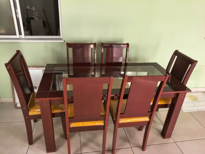 Vendo mesa de jantar com seis cadeiras