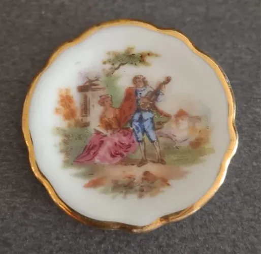 Prato miniatura de porcelana Limoges - França, com borda pintada em Ouro
