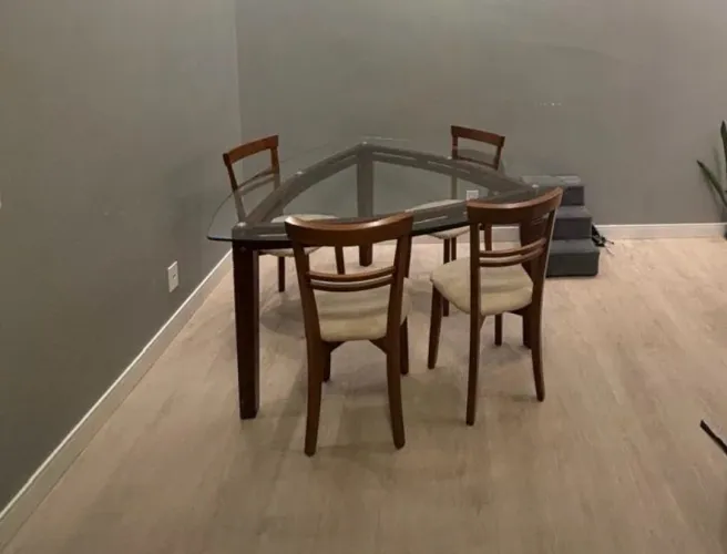 Mesa de Jantar Triangular J.Marcon + 4 Cadeiras em Madeira Maciça