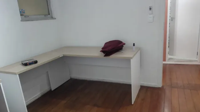 Vendo uma mesa de escritório grande em L