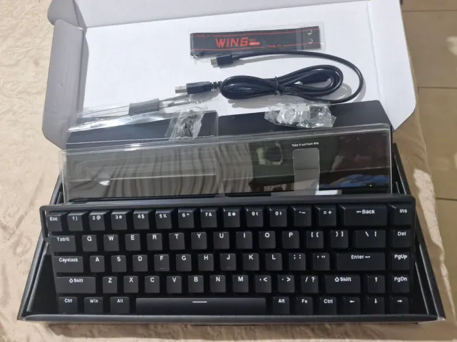 Teclado Gamer Aula Win68HE preto (novo)