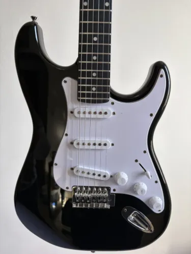 Guitarra Giannini Stratocaster G-100 Standard Preta