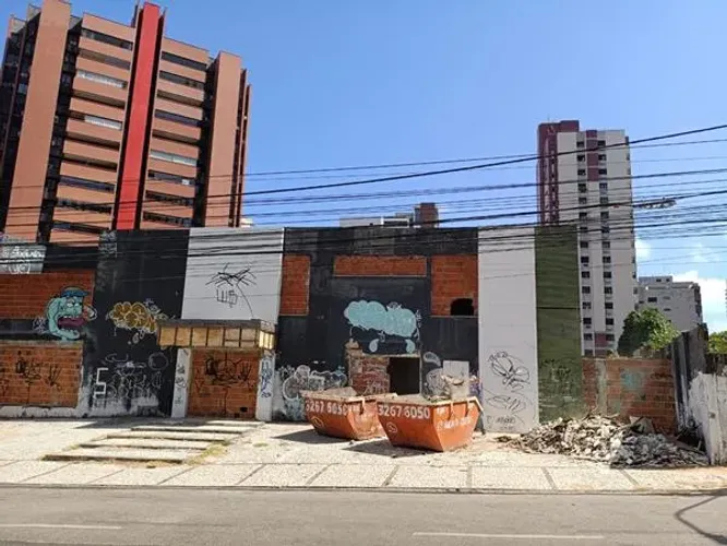 Prédio comercial com 544m², sendo 350m² de área construída. Esquina com Andrade Furtado, e