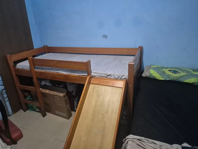 Cama de madeira com escorregador, marca Tok stok em perfeito estado