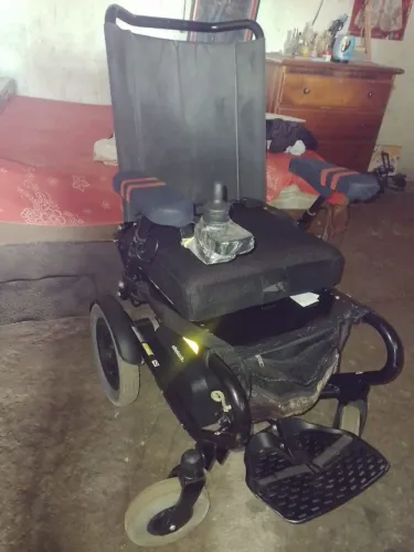 Vendo essa cadeira de rodas elétrica