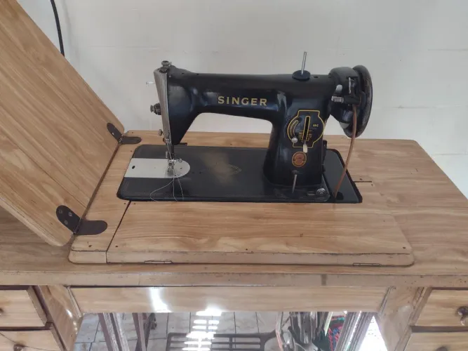 Máquina de costura Singer com móvel original madeira 