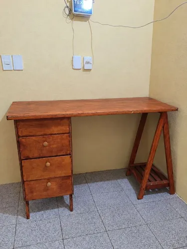 Escrivaninha em madeira