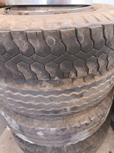 07 pneus 10.00 R20 montado com rodas e câmaras