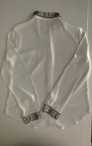 Camisa branca com pedraria 