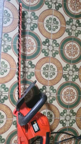 Aparador seria viva e arbustos. Black+Decker HT22 eletrico/fio 110v