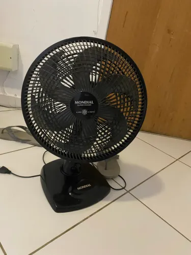 Ventilador com um mês de uso, 30cm bem forte e resistente.