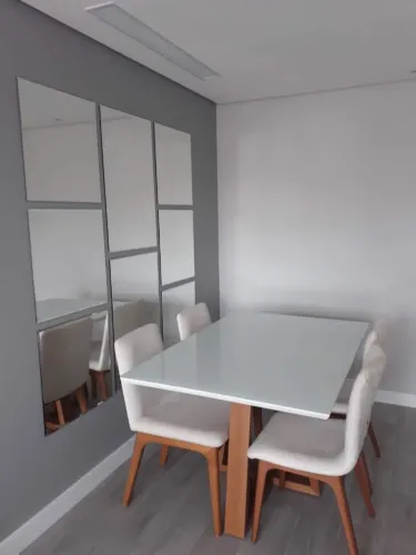 Mesa em Laca Branca com 4 cadeiras