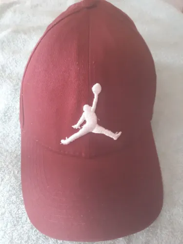 Boné Jordan vinho bom estado usado 