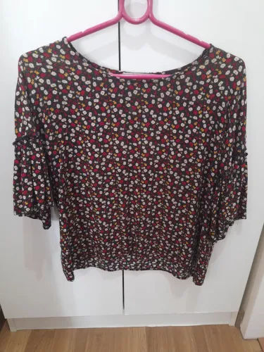 Vendo blusa de viscose ótimo estado de conservação. Pouco usada.