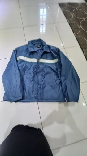 jaqueta corta vento azul com detalhes branco e verde tamanho GG precisa troca zíper