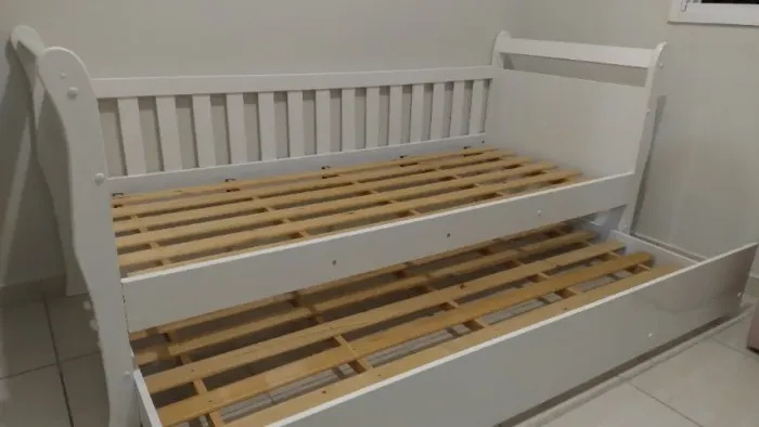 Cama Auxiliar Branca R$950 - Sem Avarias - 2 Camas em 1     *Detalhes:*   - Cor: Branca  -