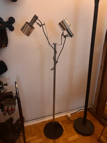 Linda luminária de piso decada 60 em excelente condição. 