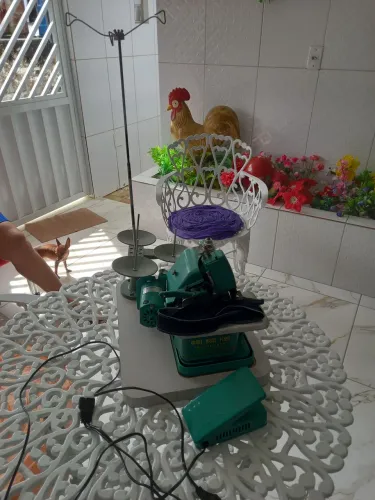 Vendo Máquina de  costura overlock.