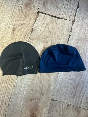 2 Toucas de natação 