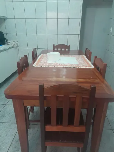 Vendo uma mesa com 6 cadeiras de madeira macissa