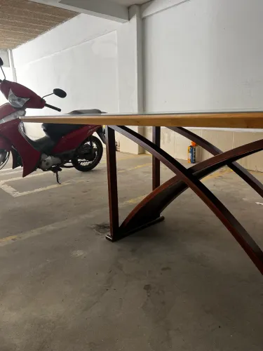 Mesa de 8 lugares vidro e madeira 
