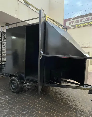 Carretinha fechada para transporte