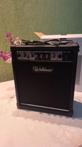 amplificador combo para guitarra Waldman GA-25R de 25W RMS.