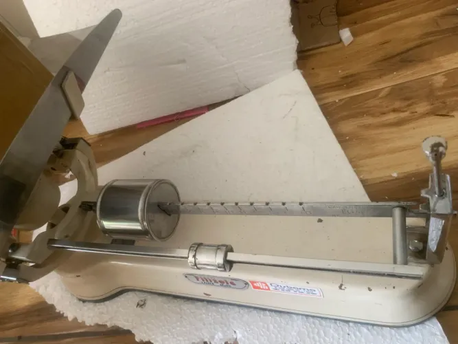 balança de plataforma mecânica antiga da marca Filizola.