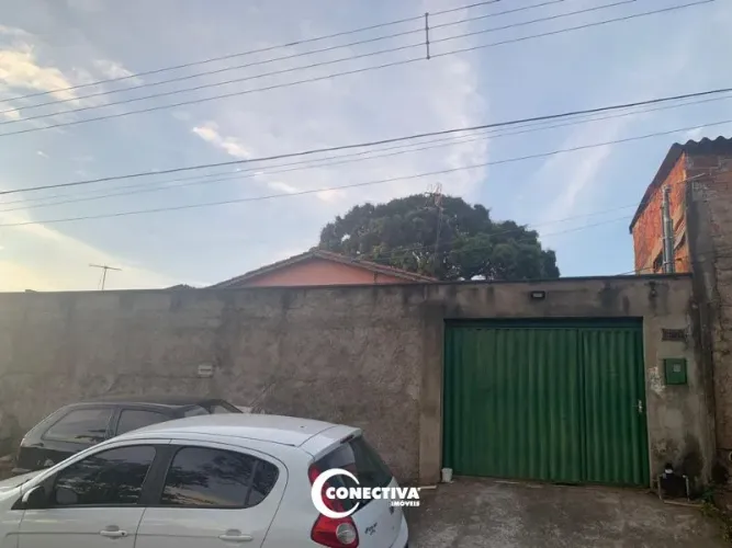 Casa com 104 m2, 3 quartos, 2 salas, lote de 300m2, no Jardim das Aroeiras - Goiânia