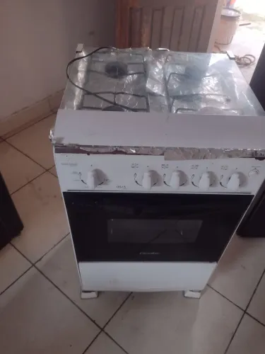 dois fogões , duas camas de solteiro, mesa, mesa de escritório. 