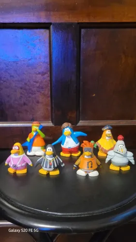 Vendo lote bonecos Clube Penguin contém 7