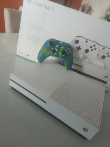 XBOX ONE S 1TB + 1CONTROLE COM CAPINHA DE SILICONE