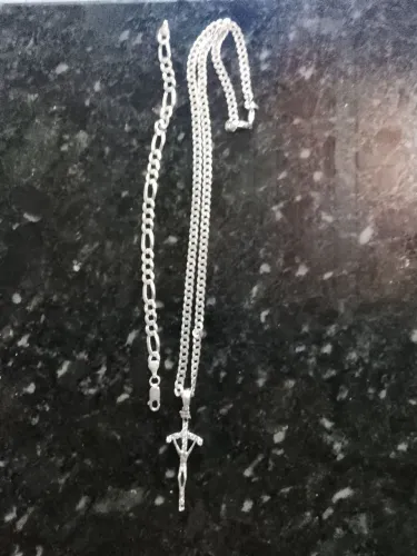 Cordão e uma pulseira de prata