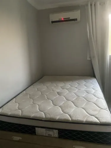 Cama de casal grande extremamente confortável