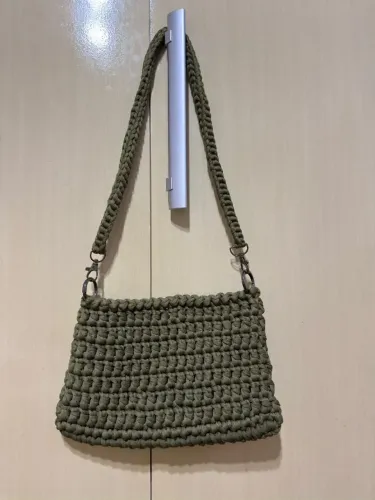 Bolsa de crochê feita em fio de malha