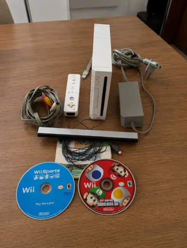 Nintendo Wii + Controle + Jogos (Wii Sports e Super Mario Bros Wii)