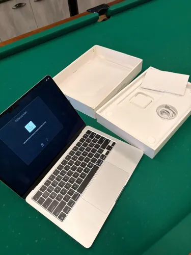 MacBook Air M3 13,6? 16GB 256GB Prata ? Impecável