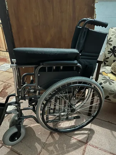 VENDO CADEIRA DE RODAS SEMINOVA