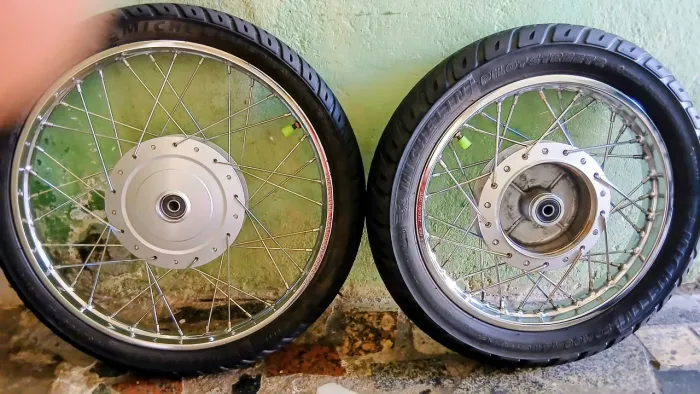 Roda para Biz 2025 e 2026 vendo com os pneus Marca Michelin um mes de uso 