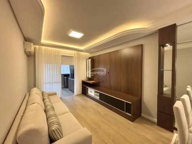 Apartamento amplo e mobiliado para locação, com 02 suítes, amplo living com sala de estar,