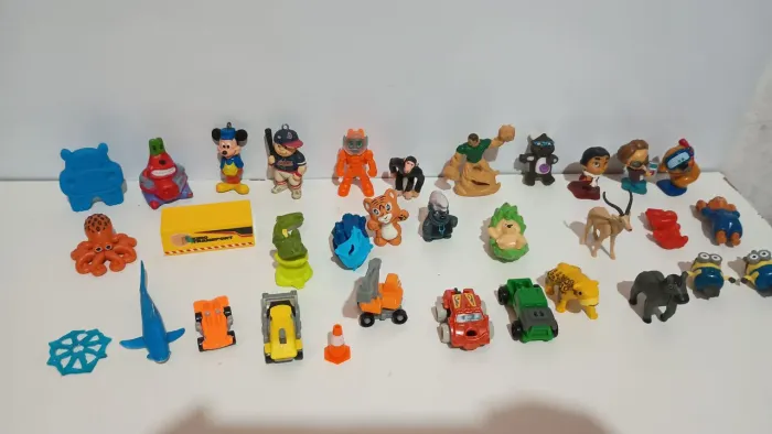 Lote de brinquedos miniatura diversos com aproximadamente 30 unidades